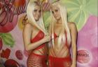 Karissa i Kristina Shannon - króliczki Playboya w czerwonych spódniczkach