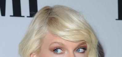 Taylor Swift w mocno rozjaśnionych włosach na gali Beverly Hills