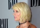 Taylor Swift w mocno rozjaśnionych włosach na gali Beverly Hills