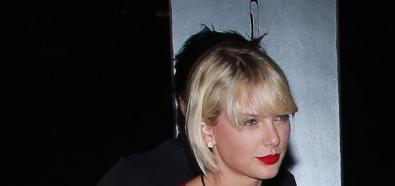 Taylor Swift w bordowej sukience i topie na randce