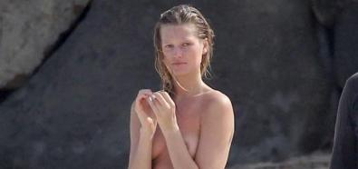 Toni Garrn - nagie piersi seksownej modelki na plaży St. Barts