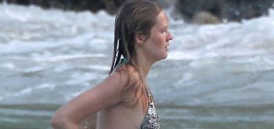 Toni Garrn - nagie piersi seksownej modelki na plaży St. Barts