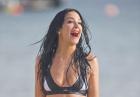 Tulisa Contostavlos seksownie prezentuje swoje wdzięki na plaży 
