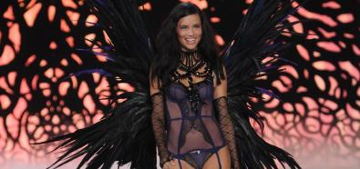 Adriana Lima - pokaz i kulisy Victoria's Secret Fashion Show 2011