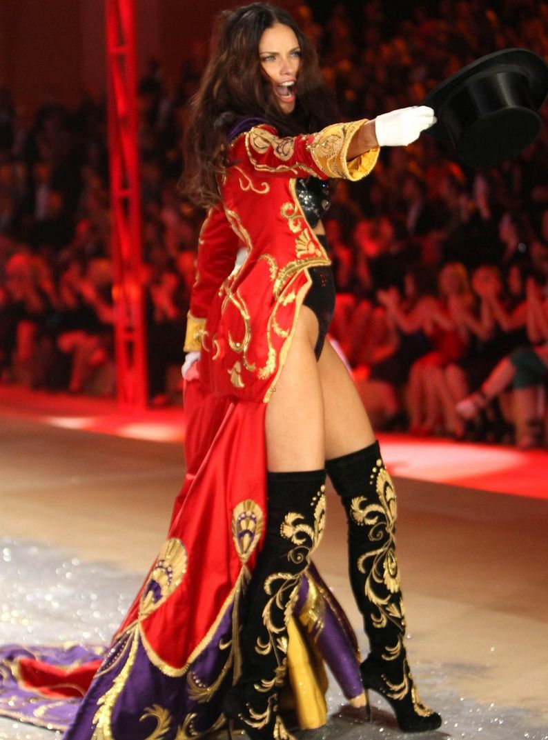 Adriana Lima - modelka podczas pokazu Victoria's Secret Fashion Show 2012