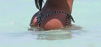 Vida Guerra - seksowna modelka eksponuje pupę w bikini