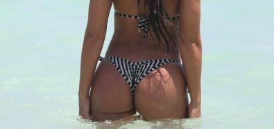 Vida Guerra - seksowna modelka eksponuje pupę w bikini