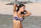 Adriana Lima - modelka pozuje w bikini