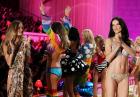 Victorias Secret Fashion Show 2010 - Adriana Lima na wybiegu