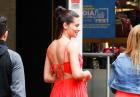 Adriana Lima w wyrazistej czerwonej sukience