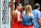 Adriana Lima w wyrazistej czerwonej sukience