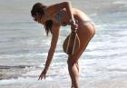 Alessandra Ambrosio - seksowna modelka w bikini na greckiej plaży