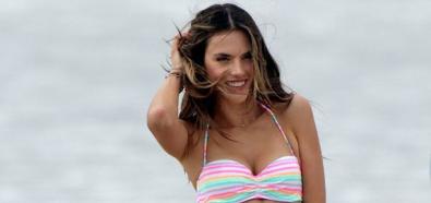 Alessandra Ambrosio - seksowna modelka w bikini na plaży w Los Angeles