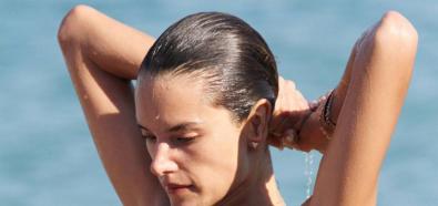 Alessandra Ambrosio - seksowna modelka w bikini na greckiej plaży