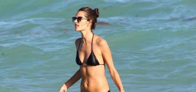 Alessandra Ambrosio na plaży w Miami