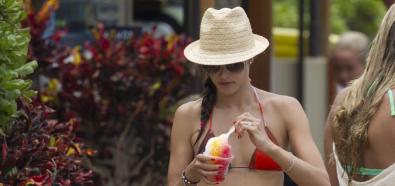 Alessandra Ambrosio w bikini na hawajskiej plaży