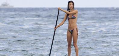 Alessandra Ambrosio na hawajskiej plaży