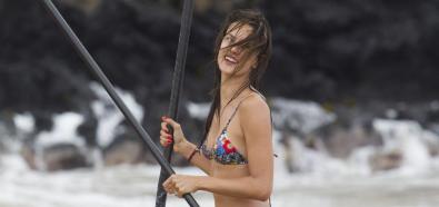 Alessandra Ambrosio w bikini na hawajskiej plaży