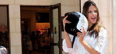 Alessandra Ambrosio na różowym skuterze promuje zapach i biustonosze Bombshell