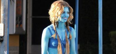 AnnaLynne McCord cała na niebiesko na planie serialu 90210