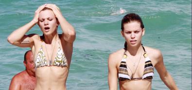 Annalynne McCord z siostrą na plaży w Miami