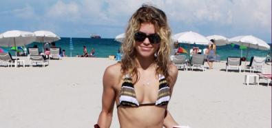 Annalynne McCord z siostrą na plaży w Miami