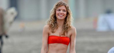 AnnaLynne McCord w bikini na plaży w Los Angeles