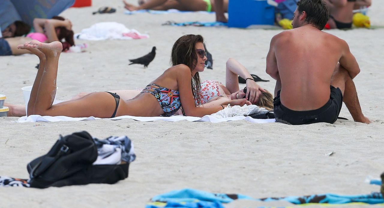 Audrina Patridge - amerykańska aktorka w seksownym bikini na plaży w Miami