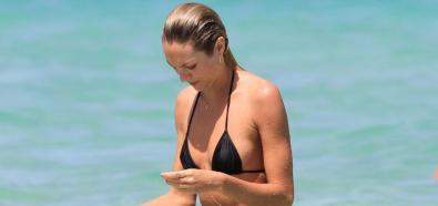 Candice Swanepoel nakryta przez paparazzich w bikini na plaży