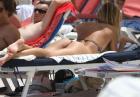 Candice Swanepoel nakryta przez paparazzich w bikini na plaży