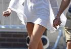 Candice Swanepoel - seksowna modelka odsłania nogi podczas spaceru w Nowym Jorku