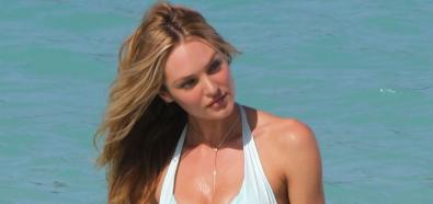 Candice Swanepoel - kusząca modelka w bikini Victoria's Secret na plazy St Barts