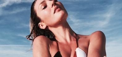 Candice Swanepoel praży się na plaży