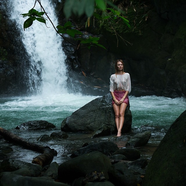Candice Swanepoel w baśniowych sceneriach