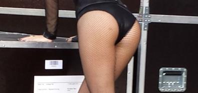Carmen Electra - seksowna aktorka w kabaretkach i skórzanym gorsecie podczas Aqua Pride Party w Toronto