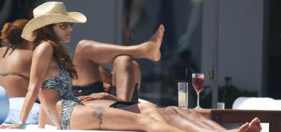 Cheryl Cole - piosenkarka w bikini na basenie