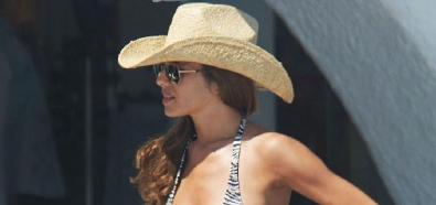 Cheryl Cole - piosenkarka w bikini na basenie