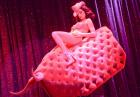 Dita von Teese - seksowna modelka bez stanika podczas show Strip Strip Hooray w Chicago