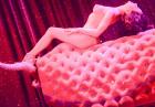 Dita von Teese - seksowna modelka bez stanika podczas show Strip Strip Hooray w Chicago
