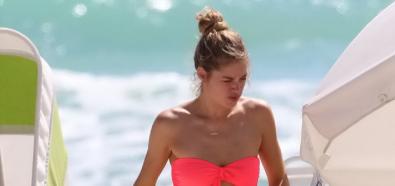 Doutzen Kroes - modelka w bikini na plazy w Miami