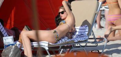 Doutzen Kroes - seksowna modelka w bikini na plaży w Miami