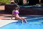 Gemma Atkinson w bikini na basenie w Marbella