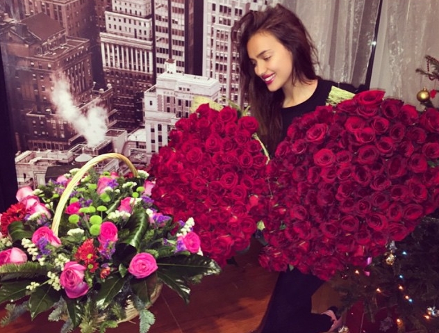 Irina Shayk obsypana różami z okazji urodzin