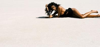 Jessica White w pustynnej sesji zdjęciowej Stephana Wortha
