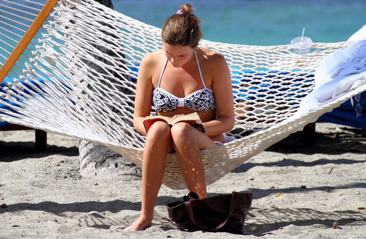 Joss Stone w bikini na gorącej hawajskiej plaży