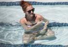 Katy Perry - piosenkarka w bikini na basenie