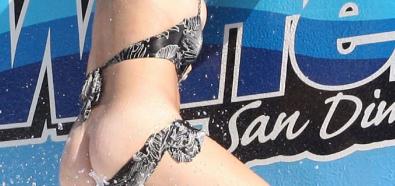 Katy Perry - piosenkarka w bikini "pokazuje" nagą pupę