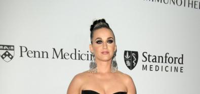 Katy Perry w skórzanej sukni na charytatywnej gali w Beverly Hills