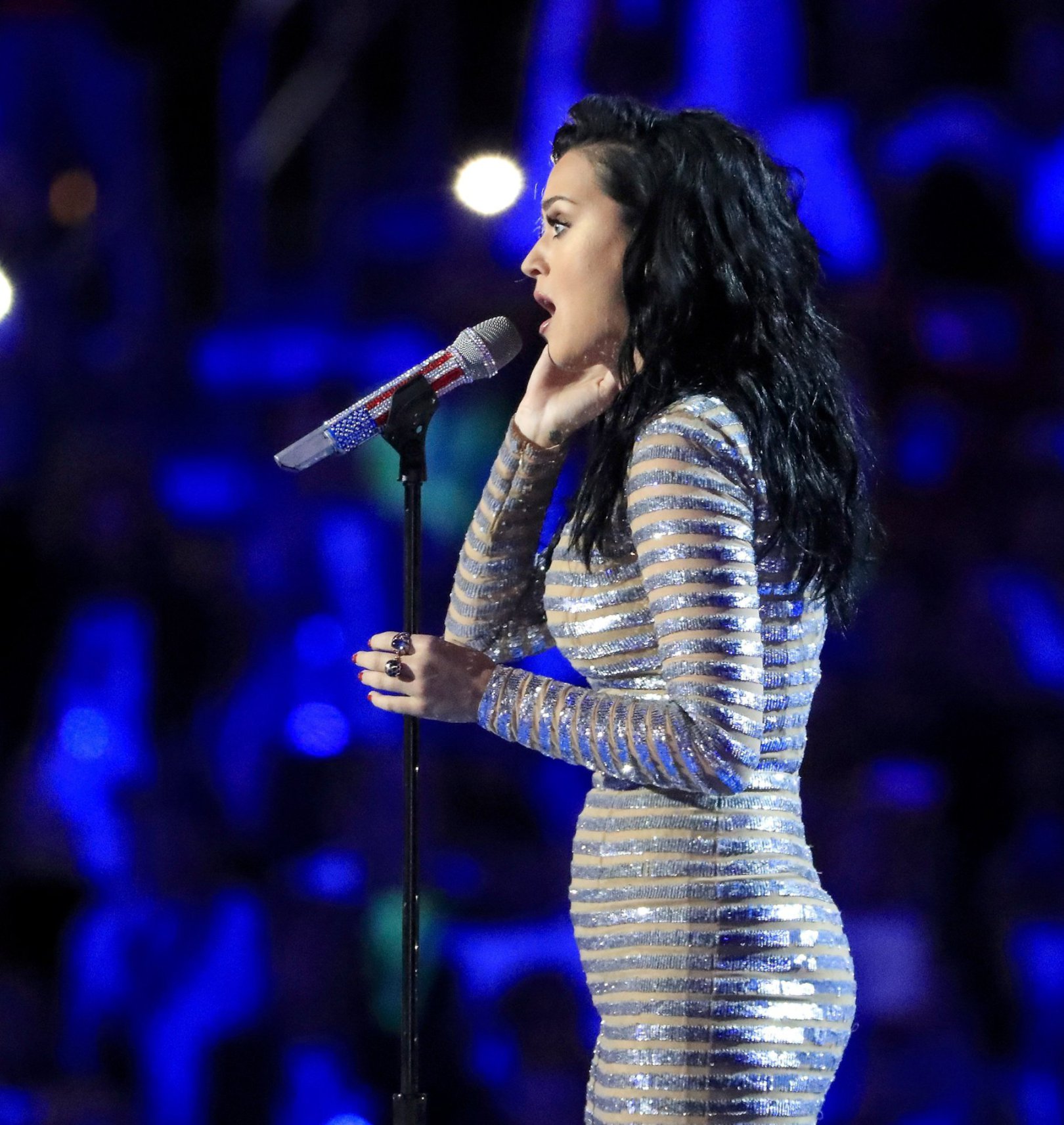 Katy Perry pociągająco w sukni na scenie 