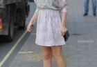Kelly Brook - seksowna aktorka w sukience na londyńskiej ulicy